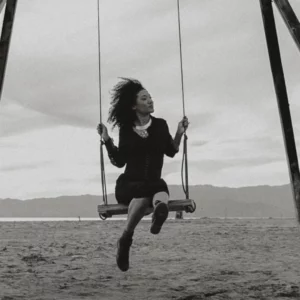 Foto em preto e branco da cantora Judith Hill