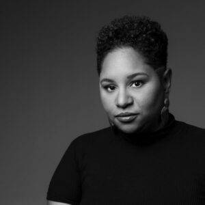 Foto preto e branco da cantora Fernanda Jacob